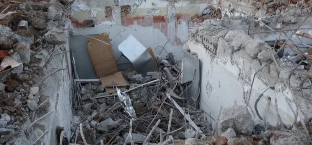 Abbruch mit freigelegtem Kellergeschoss