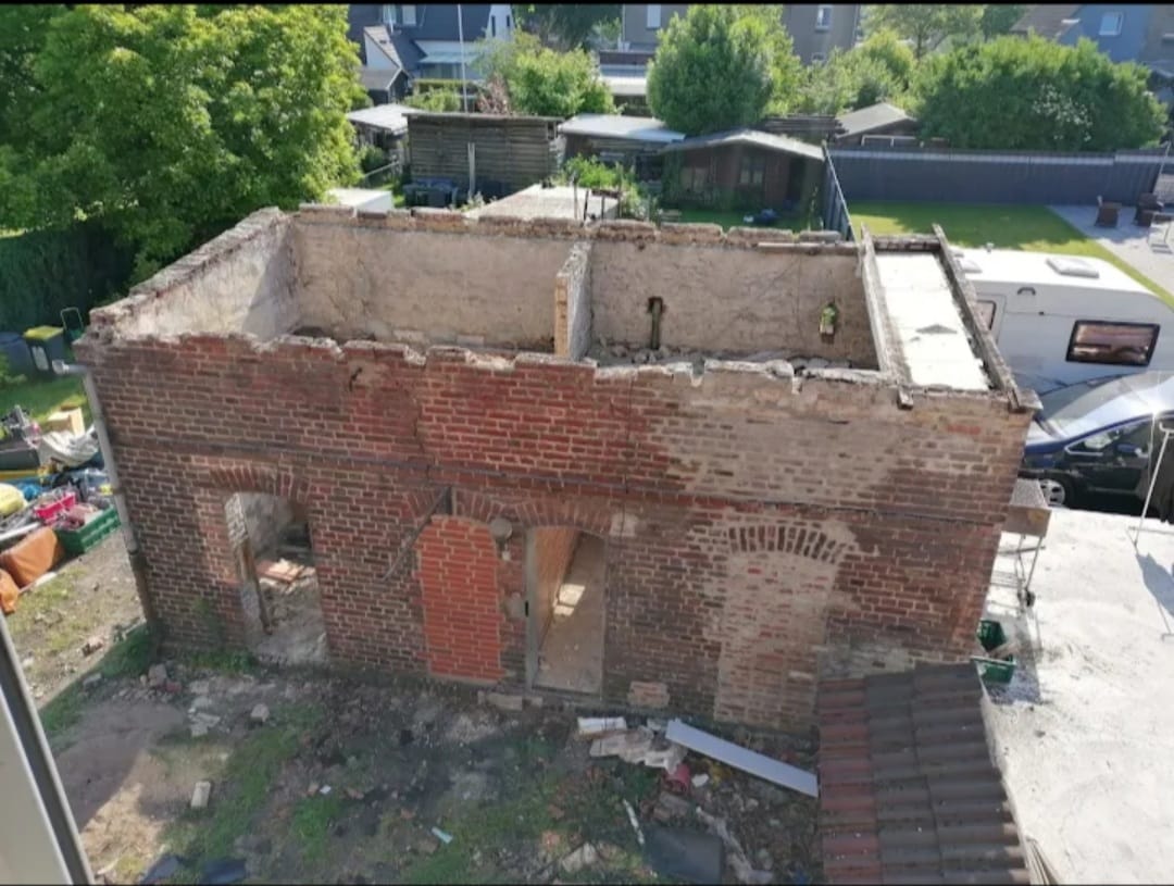 Teilabgerissene Backsteinmauer