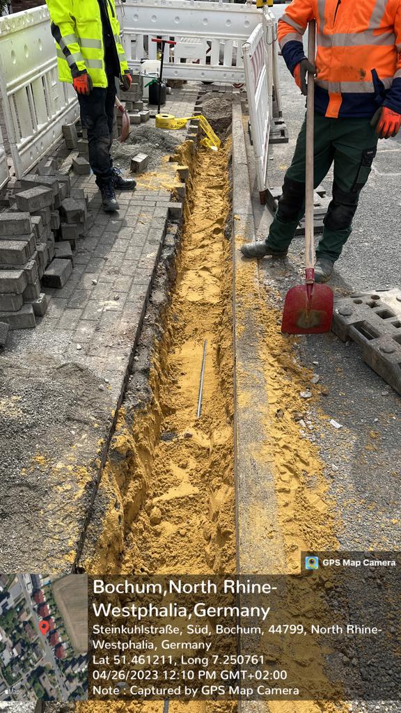 Leitungsgraben mit Sicherungsbaken