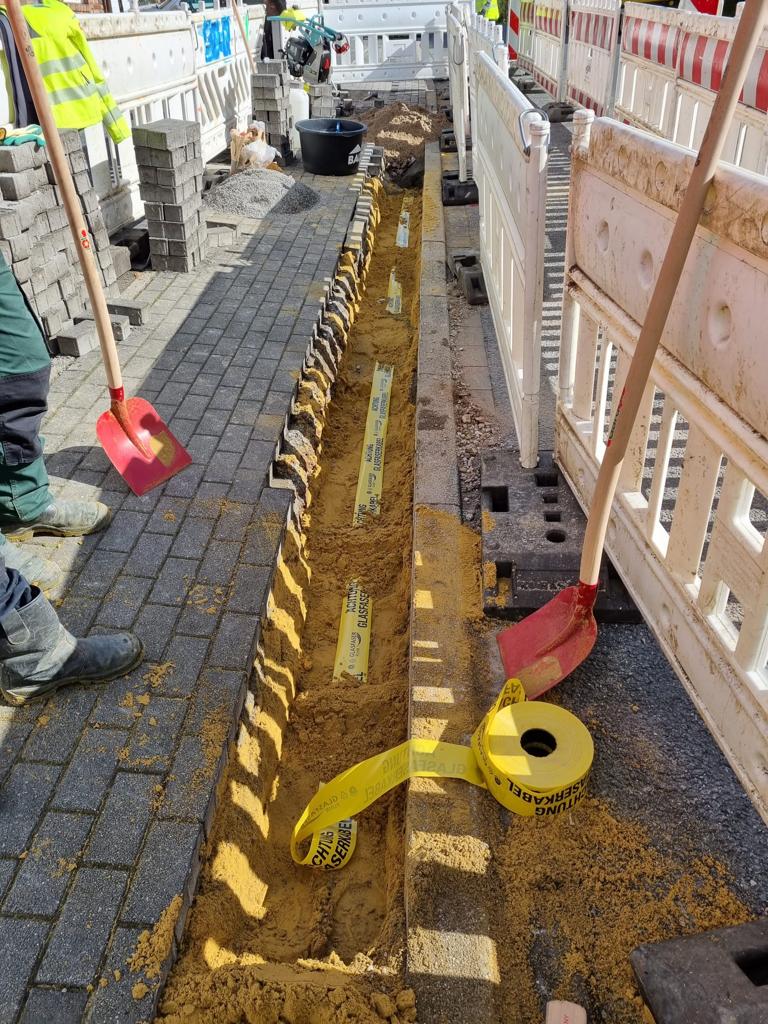 Leitungstrasse mit gelbem Warnband