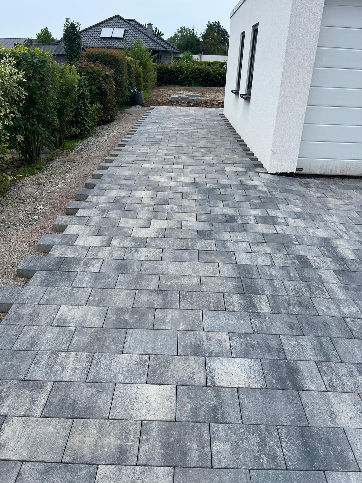Gepflasterte Einfahrt vor einem Wohnhaus